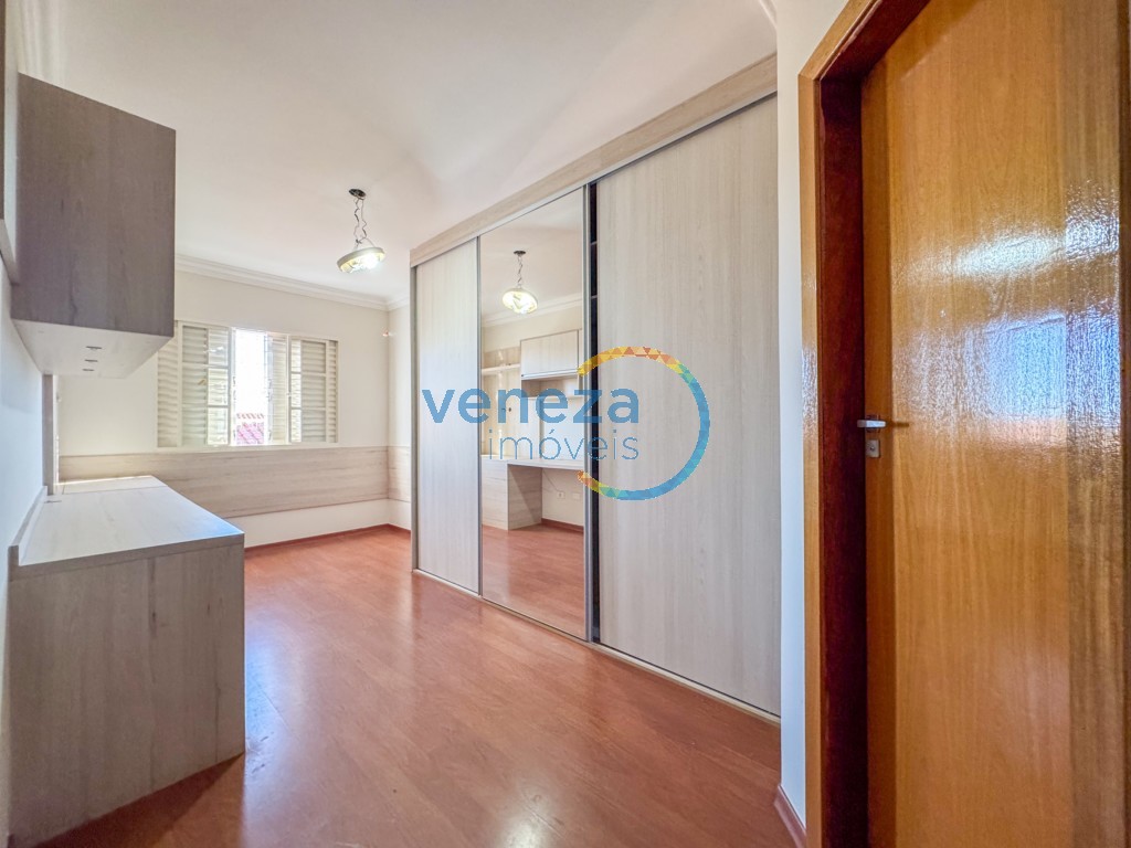 Casa Residencial à venda no bairro Taruma de Londrina com 225m<sup>2</sup> útil, 4 quartos, 2 vagas de garagem