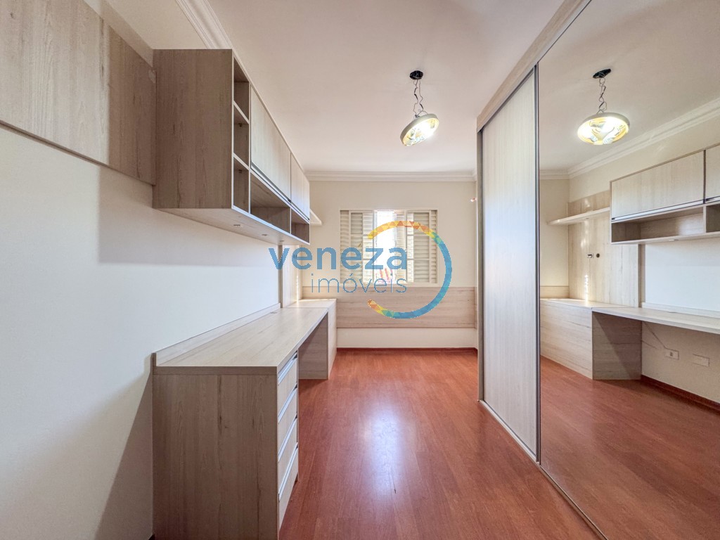 Casa Residencial à venda no bairro Taruma de Londrina com 225m<sup>2</sup> útil, 4 quartos, 2 vagas de garagem