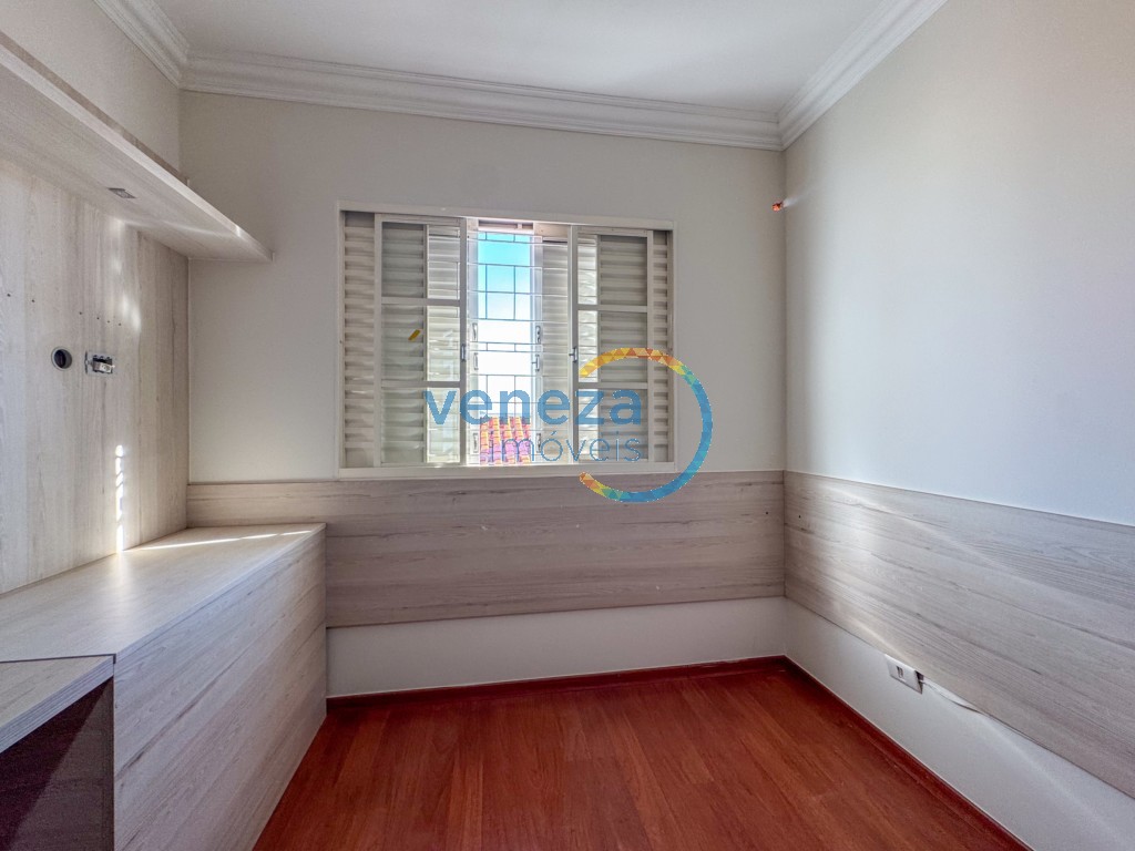 Casa Residencial à venda no bairro Taruma de Londrina com 225m<sup>2</sup> útil, 4 quartos, 2 vagas de garagem