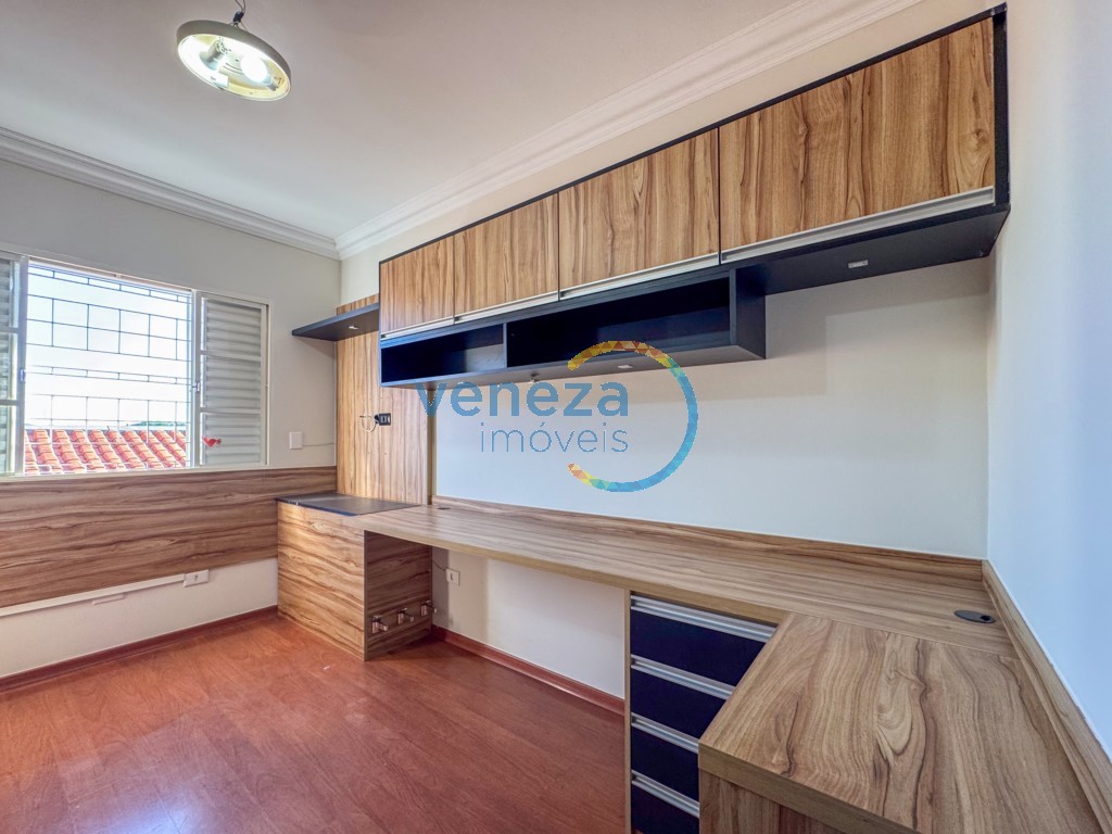 Casa Residencial à venda no bairro Taruma de Londrina com 225m<sup>2</sup> útil, 4 quartos, 2 vagas de garagem