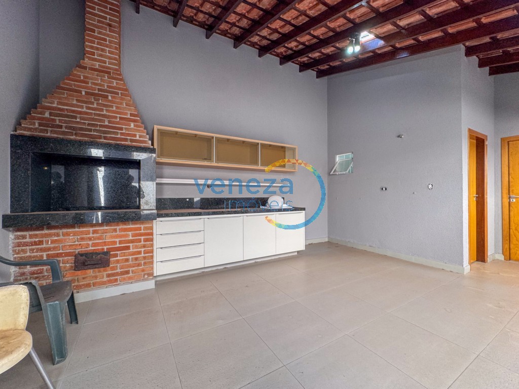 Casa Residencial à venda no bairro Taruma de Londrina com 225m<sup>2</sup> útil, 4 quartos, 2 vagas de garagem