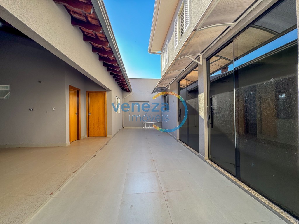Casa Residencial à venda no bairro Taruma de Londrina com 225m<sup>2</sup> útil, 4 quartos, 2 vagas de garagem