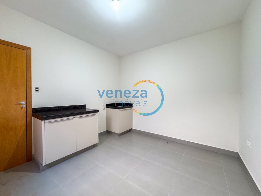 Casa Residencial à venda no bairro Taruma de Londrina com 225m<sup>2</sup> útil, 4 quartos, 2 vagas de garagem