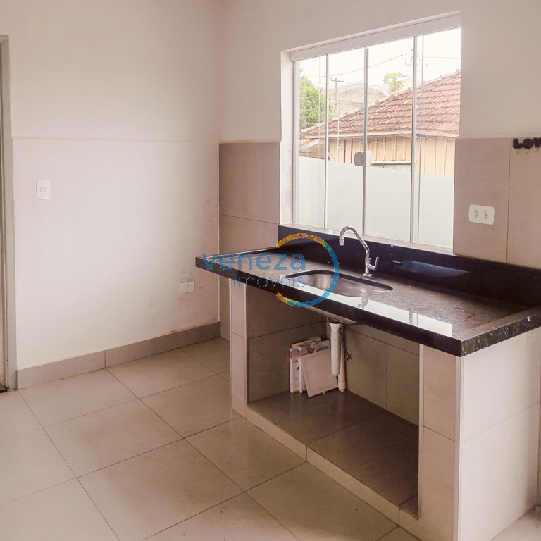 Casa Residencial à venda no bairro Sol de Londrina com 120m<sup>2</sup> útil, 6 quartos, 5 vagas de garagem