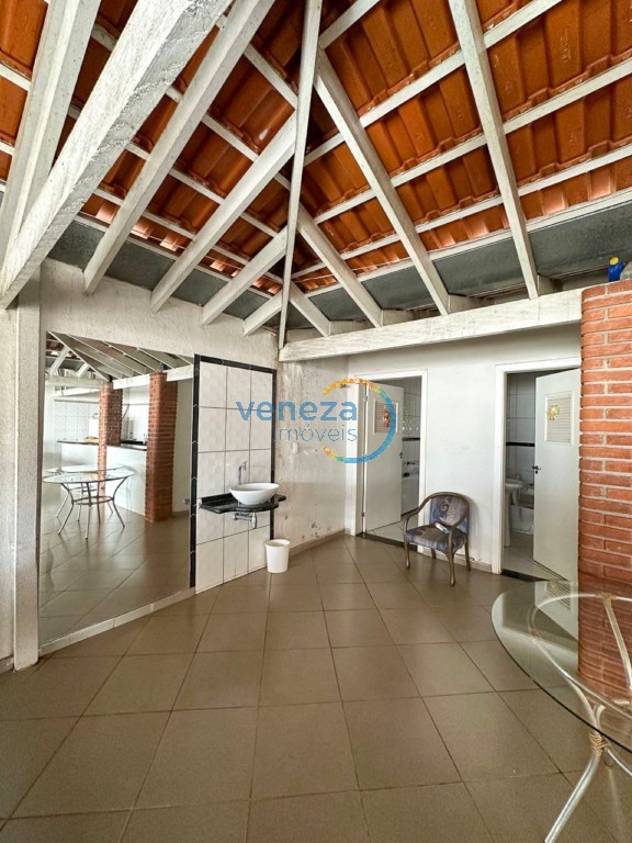 Casa Residencial à venda no bairro Guanabara de Londrina com 245m<sup>2</sup> útil, 4 quartos, 4 vagas de garagem