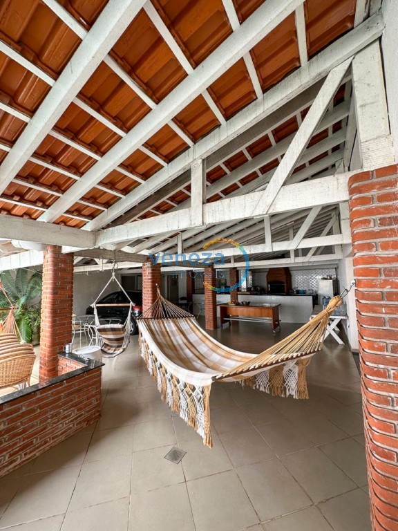 Casa Residencial para locação no bairro Guanabara de Londrina com 245m<sup>2</sup> útil, 4 quartos, 4 vagas de garagem