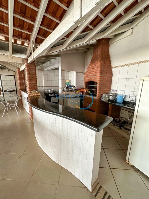 Casa Residencial para locação no bairro Guanabara de Londrina com 245m<sup>2</sup> útil, 4 quartos, 4 vagas de garagem