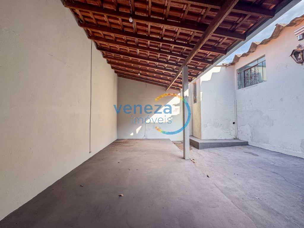 Casa Residencial à venda no bairro Ernani de Moura Lima de Londrina com 150m<sup>2</sup> útil, 3 quartos, 1 vaga de garagem