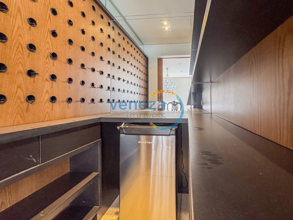 Apartamento à venda no bairro Centro de Londrina com 318.57m<sup>2</sup> útil, 4 quartos, 3 vagas de garagem