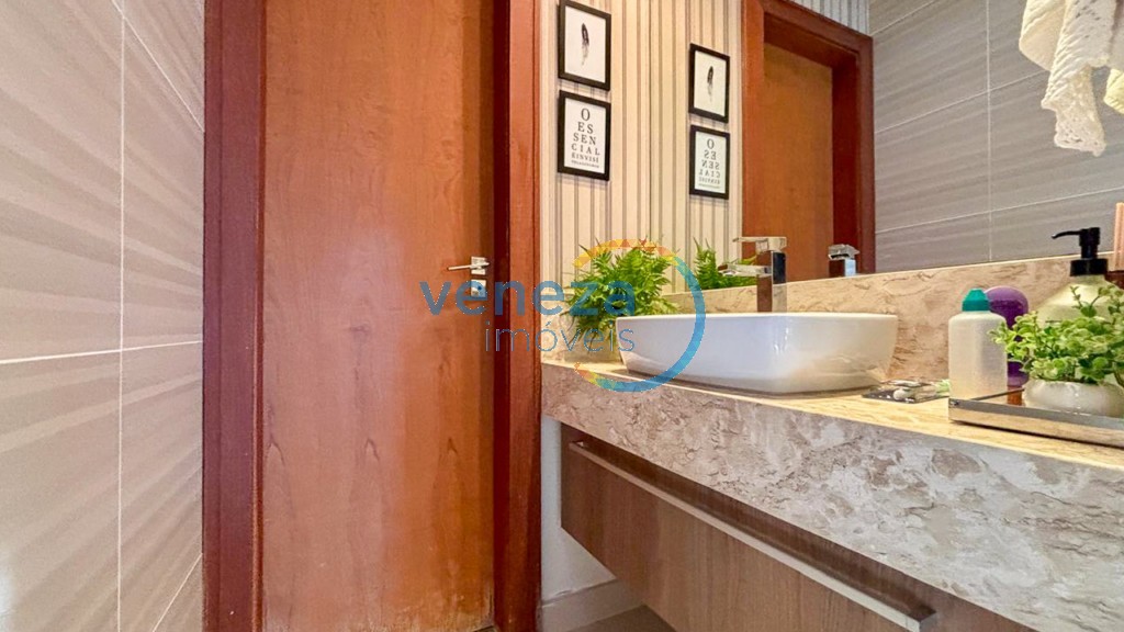 Casa Residencial à venda no bairro Gleba Palhano de Londrina com 250m<sup>2</sup> útil, 3 quartos, 4 vagas de garagem