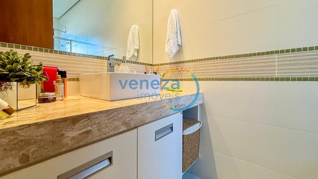 Casa Residencial à venda no bairro Gleba Palhano de Londrina com 250m<sup>2</sup> útil, 3 quartos, 4 vagas de garagem