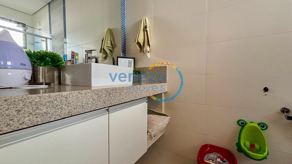 Casa Residencial à venda no bairro Gleba Palhano de Londrina com 250m<sup>2</sup> útil, 3 quartos, 4 vagas de garagem