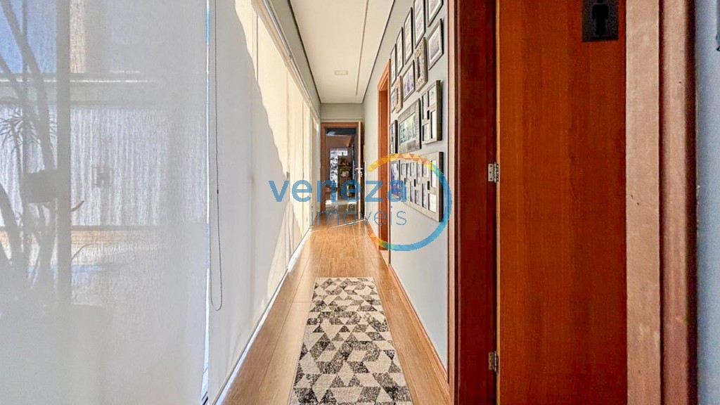 Casa Residencial à venda no bairro Gleba Palhano de Londrina com 250m<sup>2</sup> útil, 3 quartos, 4 vagas de garagem