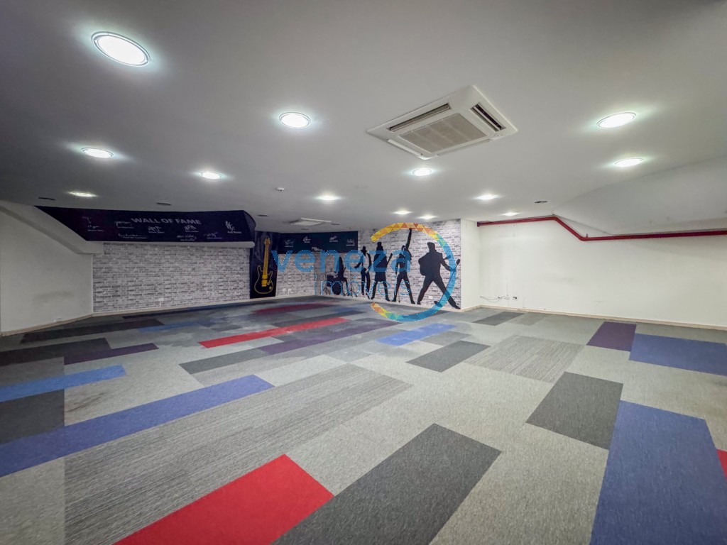 Salão-loja à venda no bairro Centro de Londrina com 247.3m<sup>2</sup> útil, 2 vagas de garagem