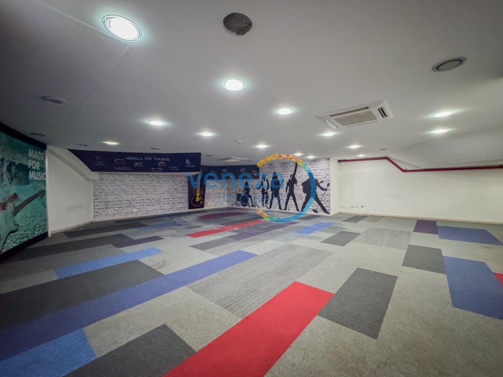 Salão-loja à venda no bairro Centro de Londrina com 247.3m<sup>2</sup> útil, 2 vagas de garagem