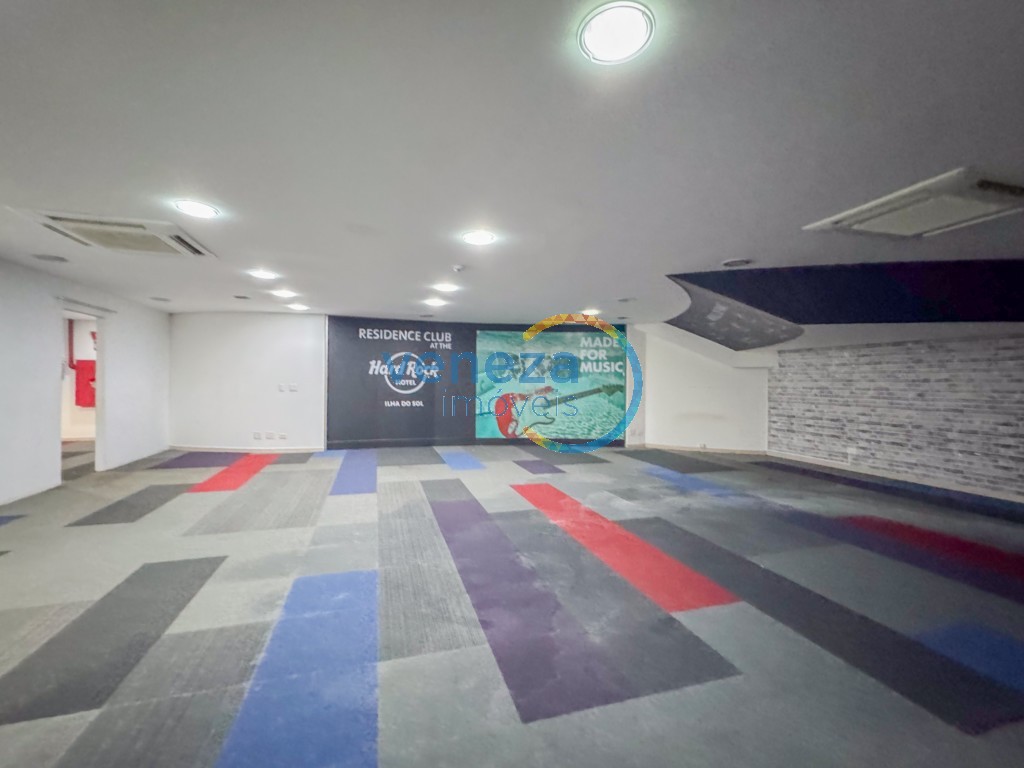 Salão-loja à venda no bairro Centro de Londrina com 247.3m<sup>2</sup> útil, 2 vagas de garagem