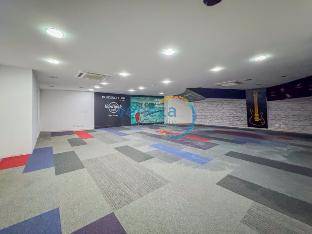 Salão-loja à venda no bairro Centro de Londrina com 247.3m<sup>2</sup> útil, 2 vagas de garagem