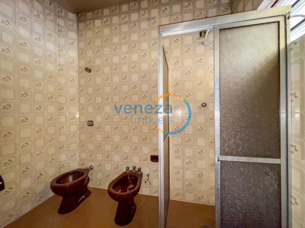 Casa Residencial à venda no bairro California de Londrina com 384m<sup>2</sup> útil, 4 quartos, 2 vagas de garagem