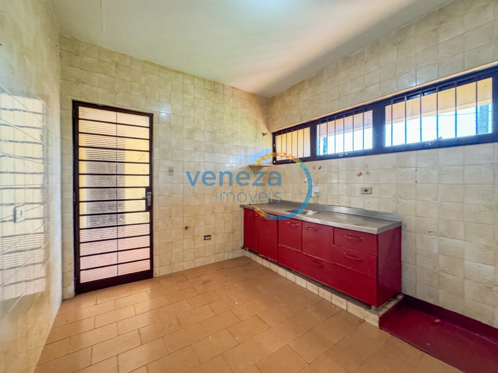 Casa Residencial à venda no bairro California de Londrina com 384m<sup>2</sup> útil, 4 quartos, 2 vagas de garagem