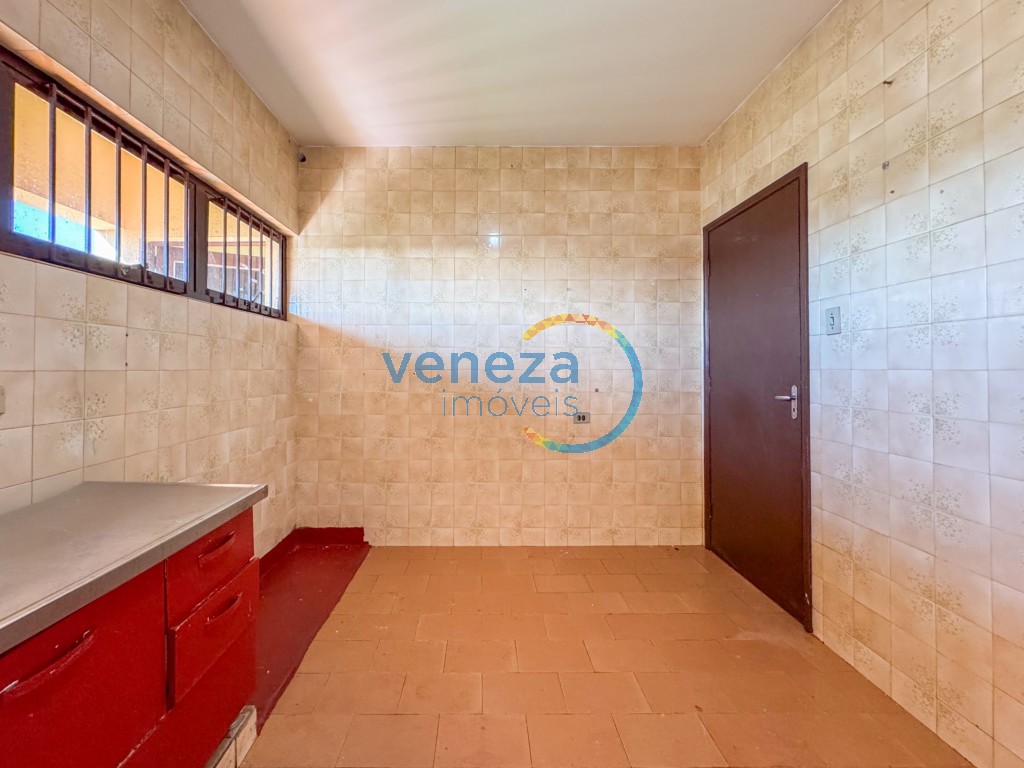 Casa Residencial à venda no bairro California de Londrina com 384m<sup>2</sup> útil, 4 quartos, 2 vagas de garagem