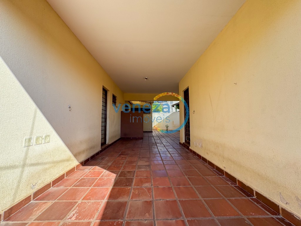 Casa Residencial à venda no bairro California de Londrina com 384m<sup>2</sup> útil, 4 quartos, 2 vagas de garagem