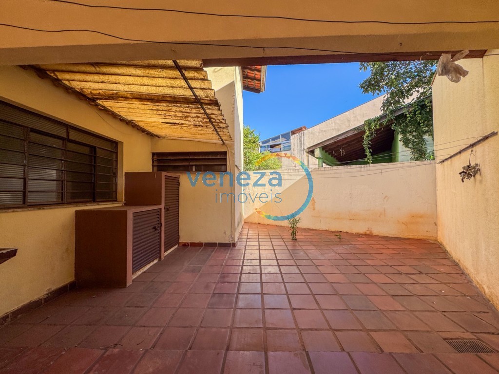 Casa Residencial à venda no bairro California de Londrina com 384m<sup>2</sup> útil, 4 quartos, 2 vagas de garagem