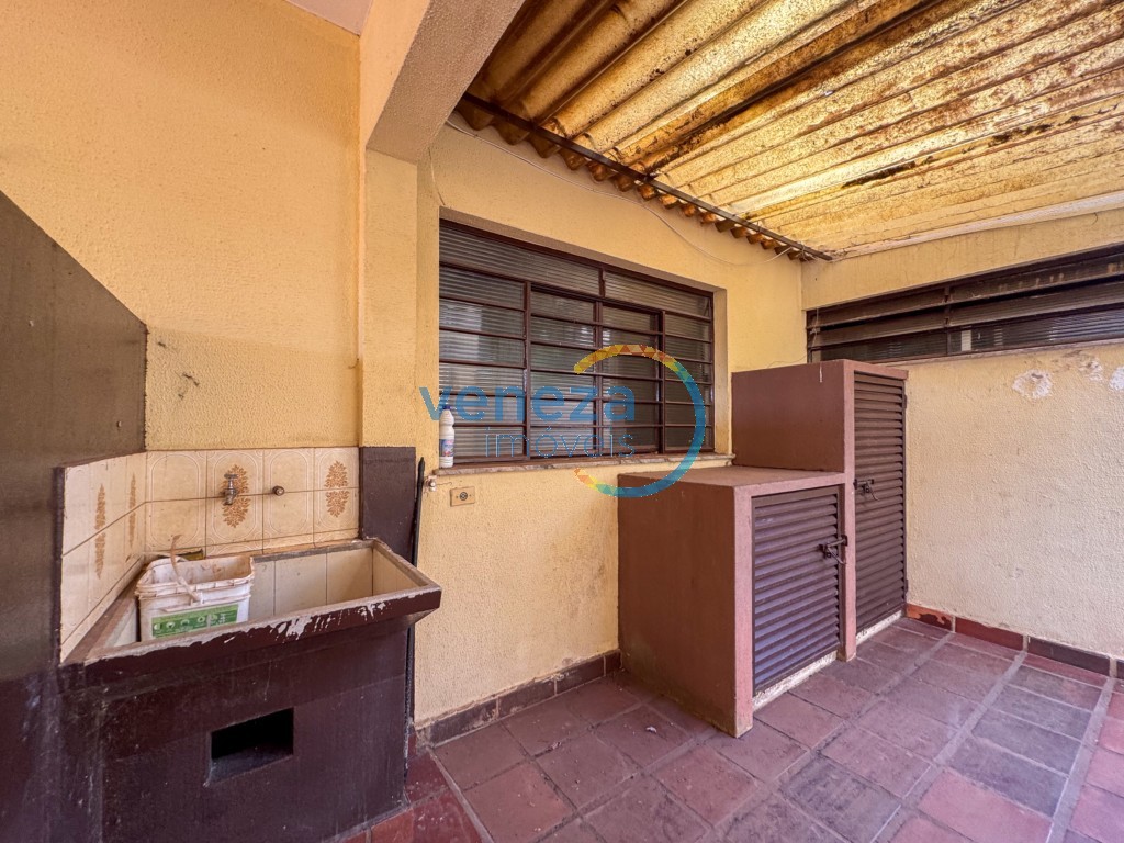 Casa Residencial à venda no bairro California de Londrina com 384m<sup>2</sup> útil, 4 quartos, 2 vagas de garagem