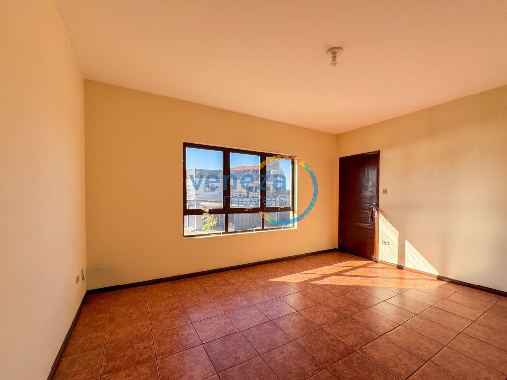 Casa Residencial à venda no bairro California de Londrina com 384m<sup>2</sup> útil, 4 quartos, 2 vagas de garagem