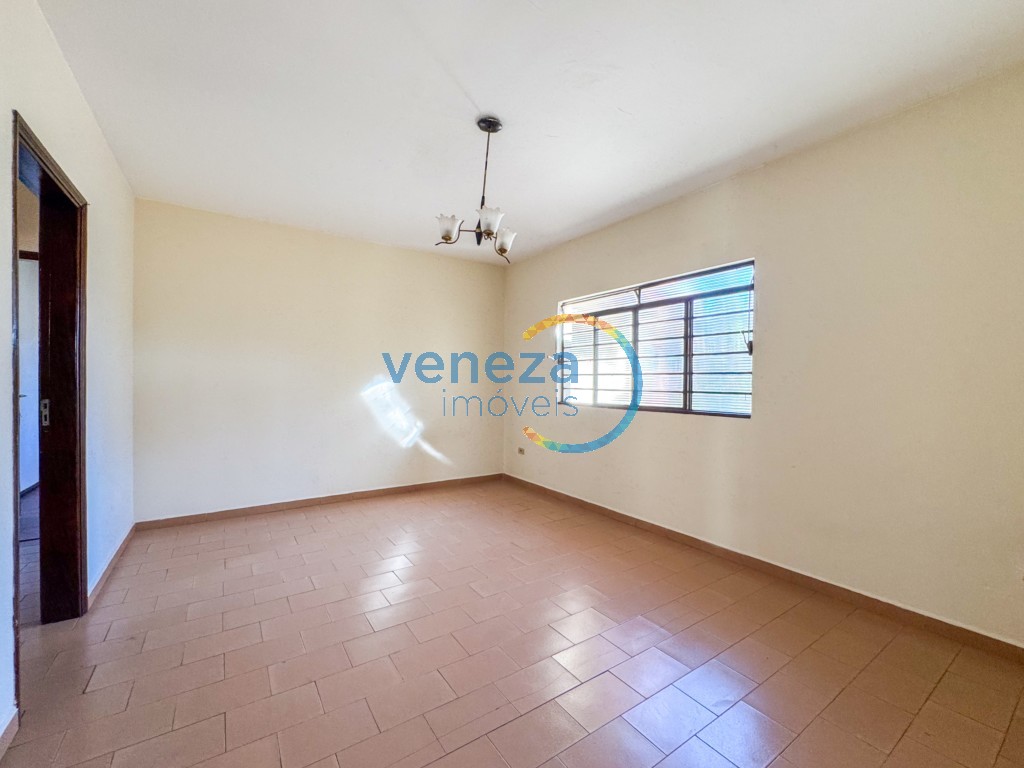 Casa Residencial à venda no bairro California de Londrina com 384m<sup>2</sup> útil, 4 quartos, 2 vagas de garagem