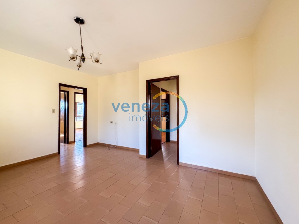 Casa Residencial à venda no bairro California de Londrina com 384m<sup>2</sup> útil, 4 quartos, 2 vagas de garagem