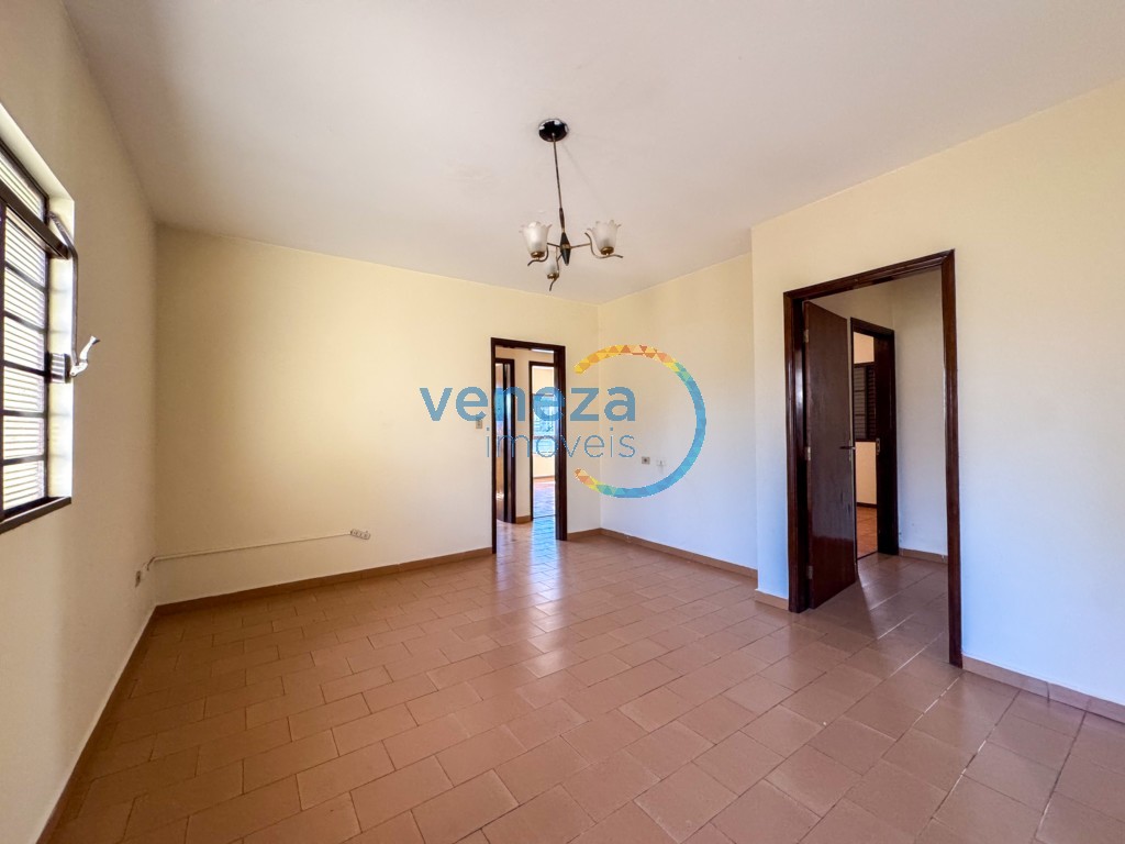 Casa Residencial à venda no bairro California de Londrina com 384m<sup>2</sup> útil, 4 quartos, 2 vagas de garagem