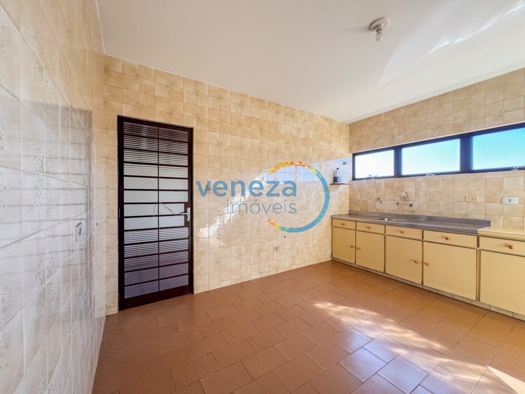 Casa Residencial à venda no bairro California de Londrina com 384m<sup>2</sup> útil, 4 quartos, 2 vagas de garagem