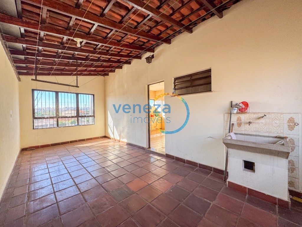 Casa Residencial à venda no bairro California de Londrina com 384m<sup>2</sup> útil, 4 quartos, 2 vagas de garagem