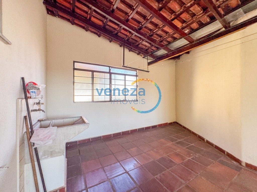 Casa Residencial à venda no bairro California de Londrina com 384m<sup>2</sup> útil, 4 quartos, 2 vagas de garagem