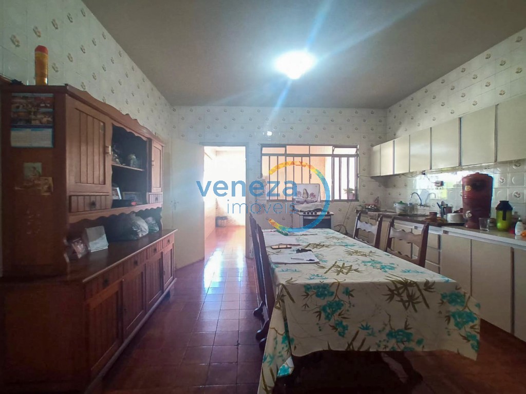 Casa Residencial à venda no bairro Rodocentro de Londrina com 260m<sup>2</sup> útil, 3 quartos, 1 vaga de garagem