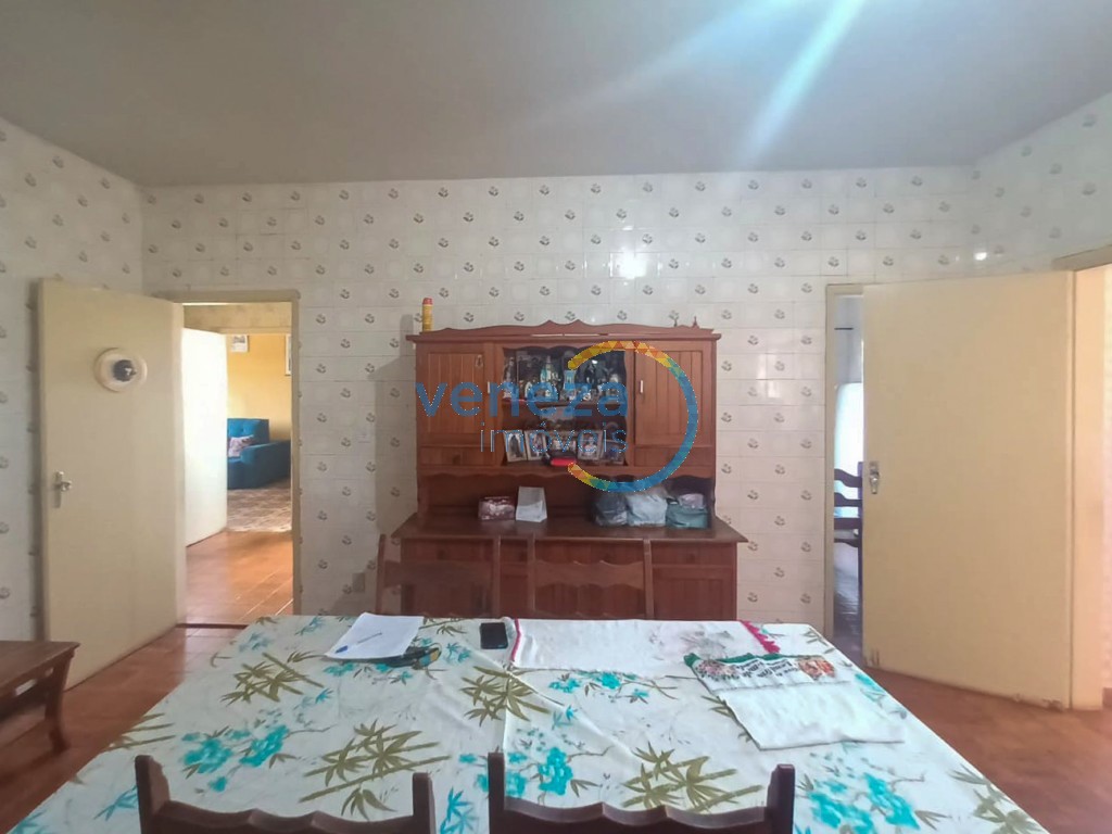 Casa Residencial à venda no bairro Rodocentro de Londrina com 260m<sup>2</sup> útil, 3 quartos, 1 vaga de garagem