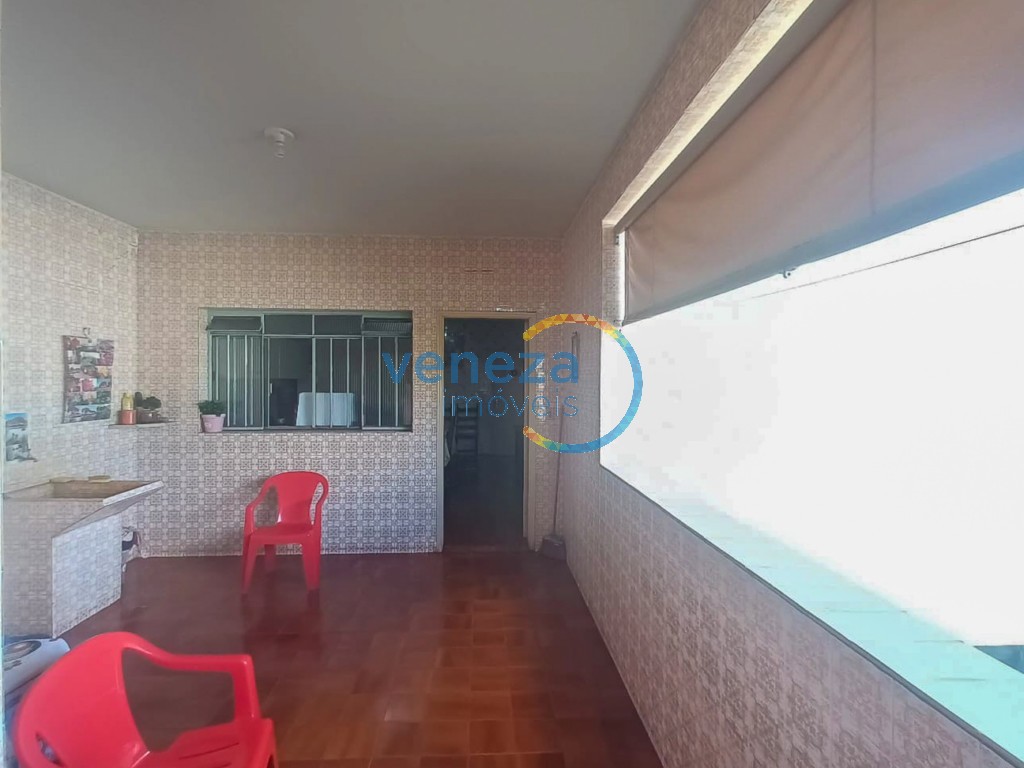 Casa Residencial à venda no bairro Rodocentro de Londrina com 260m<sup>2</sup> útil, 3 quartos, 1 vaga de garagem