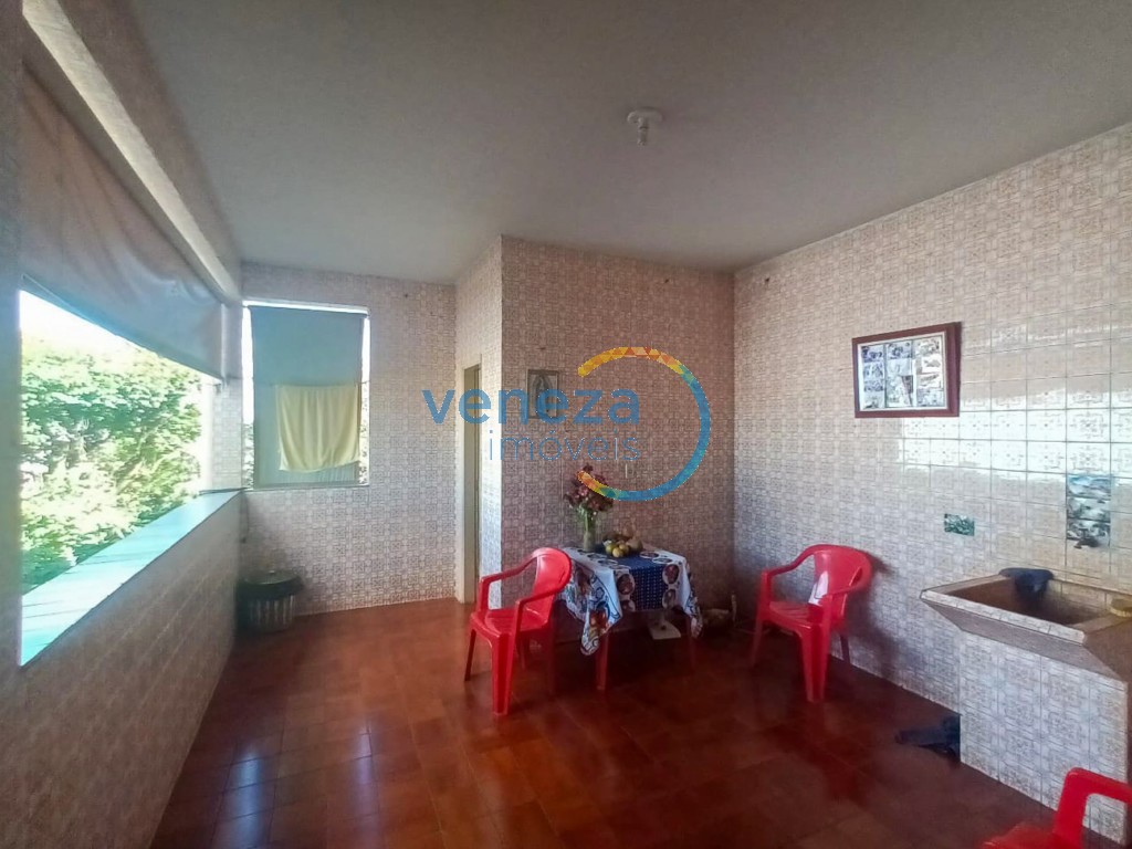 Casa Residencial à venda no bairro Rodocentro de Londrina com 260m<sup>2</sup> útil, 3 quartos, 1 vaga de garagem