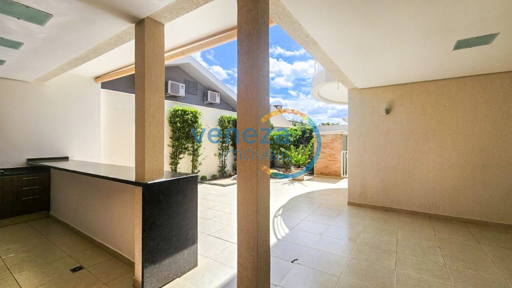 Casa Residencial à venda no bairro Vale do Arvoredo de Londrina com 228m<sup>2</sup> útil, 3 quartos, 4 vagas de garagem