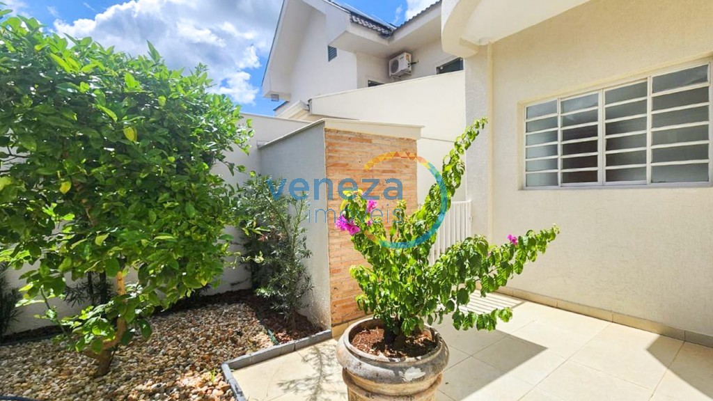 Casa Residencial à venda no bairro Vale do Arvoredo de Londrina com 228m<sup>2</sup> útil, 3 quartos, 4 vagas de garagem