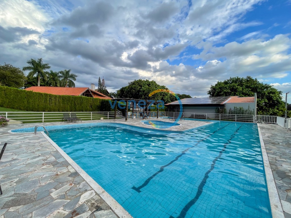 Casa Residencial à venda no bairro Vale do Arvoredo de Londrina com 228m<sup>2</sup> útil, 3 quartos, 4 vagas de garagem