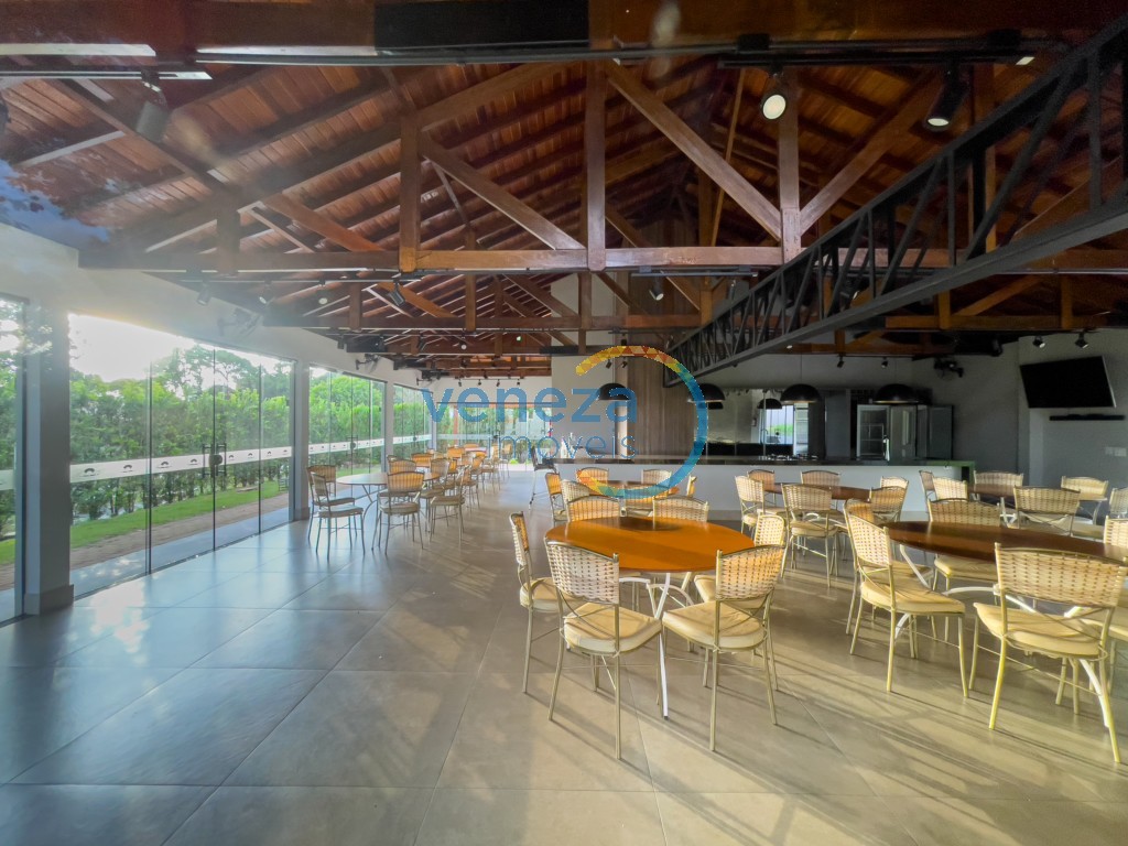 Casa Residencial à venda no bairro Vale do Arvoredo de Londrina com 228m<sup>2</sup> útil, 3 quartos, 4 vagas de garagem