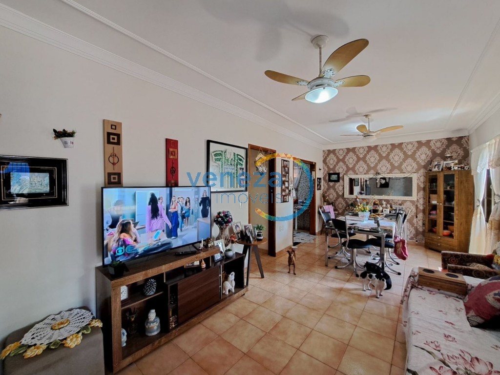 Casa Residencial à venda no bairro Parigot de Souza de Londrina com 75m<sup>2</sup> útil, 3 quartos