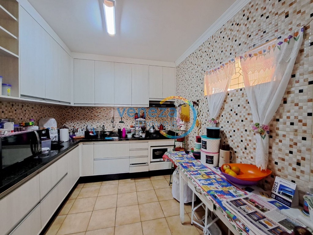 Casa Residencial à venda no bairro Parigot de Souza de Londrina com 75m<sup>2</sup> útil, 3 quartos