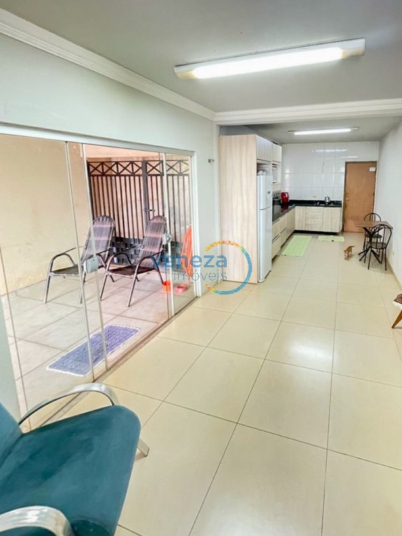 Casa Residencial à venda no bairro Maria Celina de Londrina com 140m<sup>2</sup> útil, 3 quartos, 3 vagas de garagem