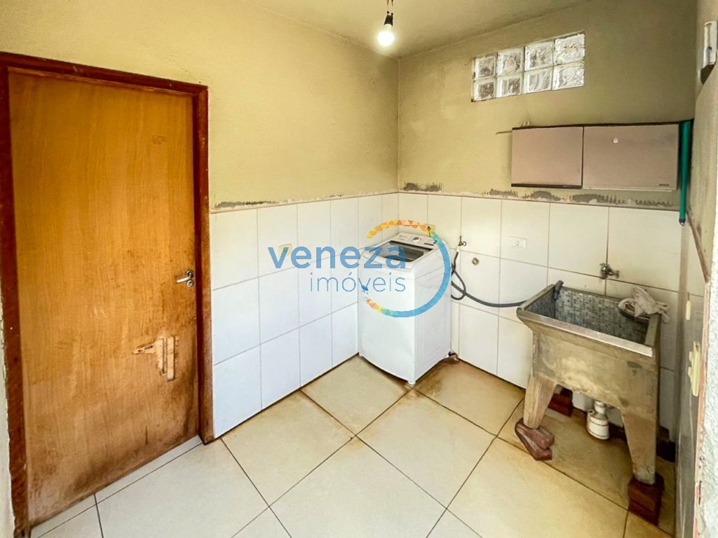 Casa Residencial à venda no bairro Maria Celina de Londrina com 140m<sup>2</sup> útil, 3 quartos, 3 vagas de garagem