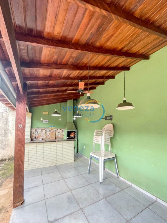 Casa Residencial à venda no bairro Maria Celina de Londrina com 140m<sup>2</sup> útil, 3 quartos, 3 vagas de garagem