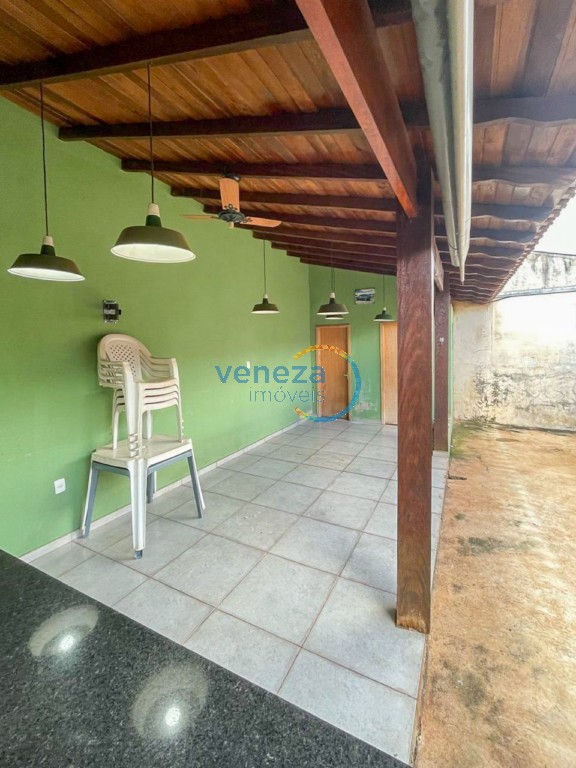 Casa Residencial à venda no bairro Maria Celina de Londrina com 140m<sup>2</sup> útil, 3 quartos, 3 vagas de garagem