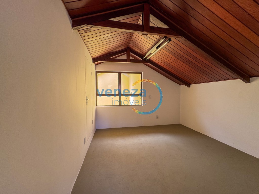 Casa Comercial à venda no bairro Quebec de Londrina com 213.5m<sup>2</sup> útil, 2 vagas de garagem