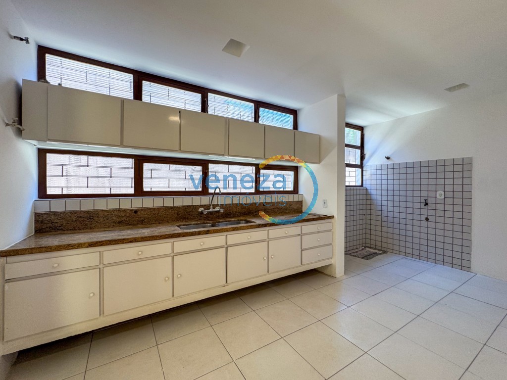 Casa Comercial à venda no bairro Quebec de Londrina com 213.5m<sup>2</sup> útil, 2 vagas de garagem